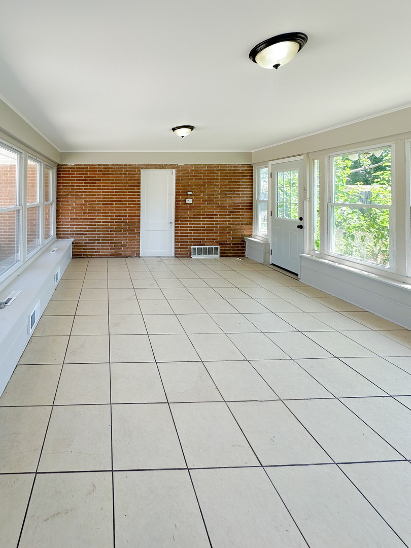 9405 S 76th Court, Hickory Hills, IL 60457