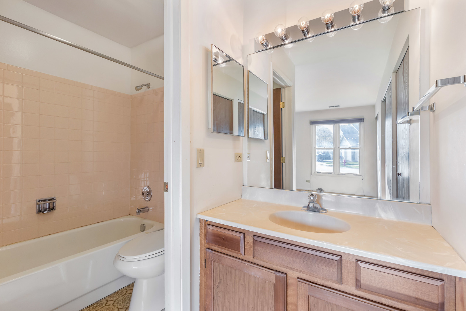 170 Grove Avenue #A, Des Plaines, IL 60016