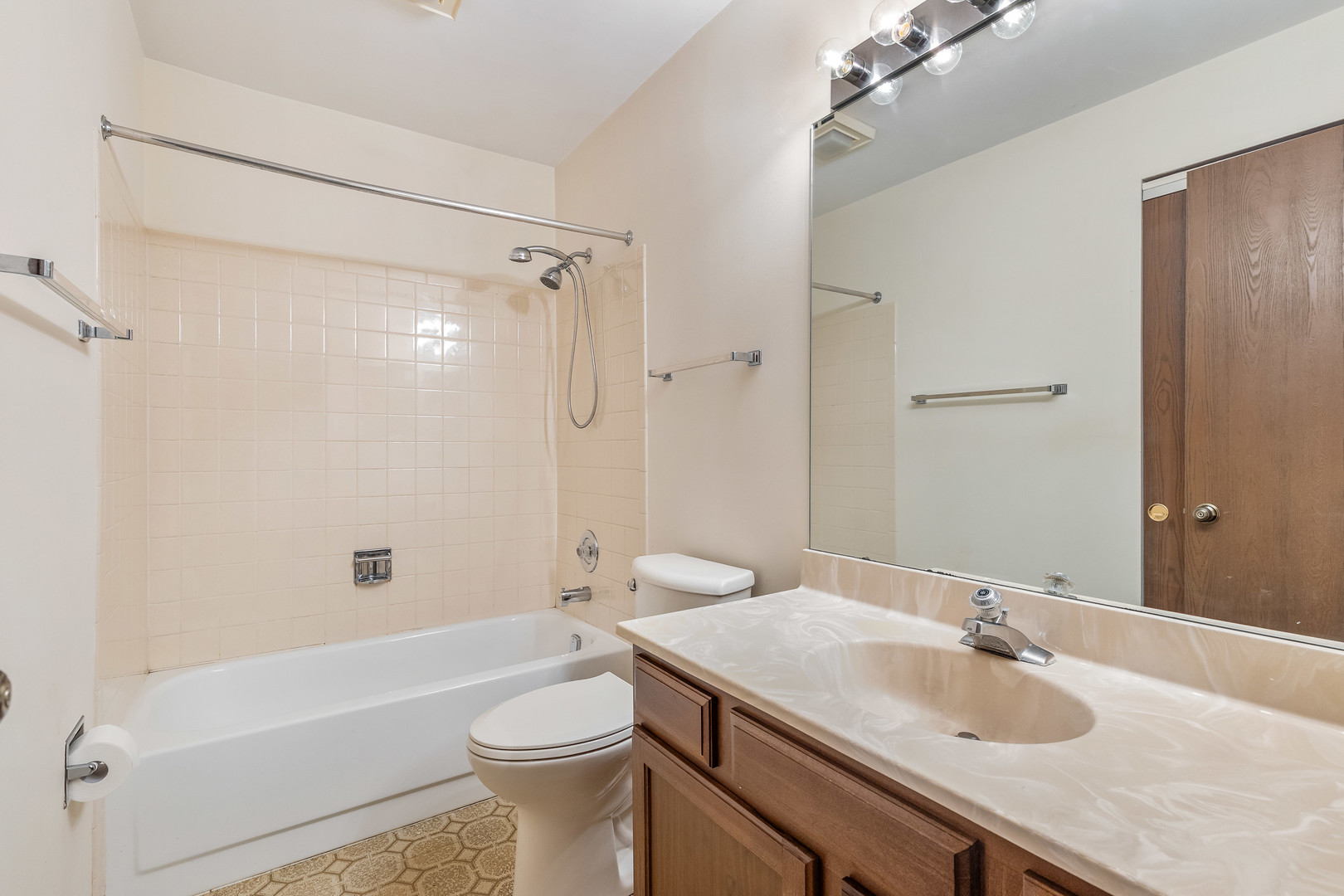 170 Grove Avenue #A, Des Plaines, IL 60016