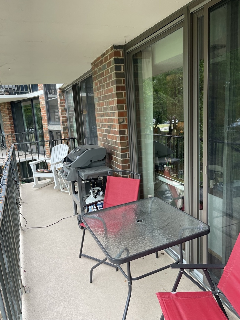 2 S Atrium Way #203, Elmhurst, IL 60126