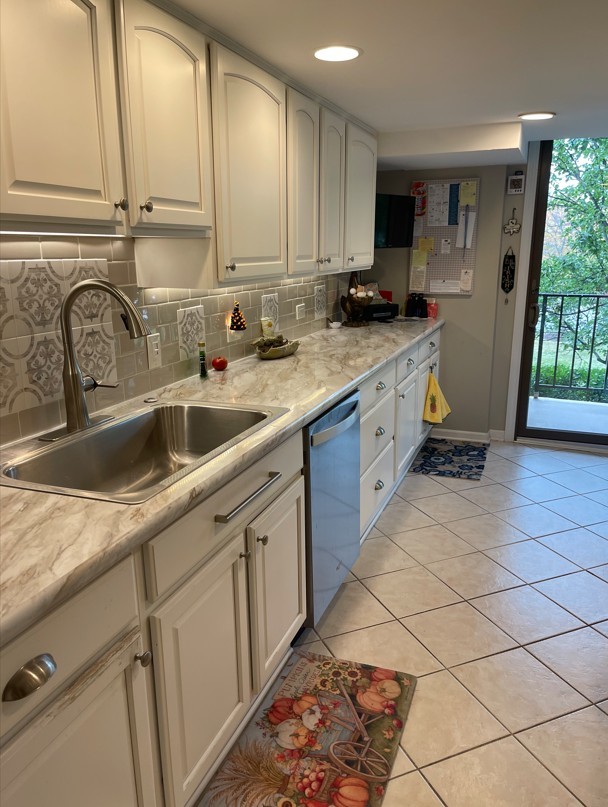 2 S Atrium Way #203, Elmhurst, IL 60126