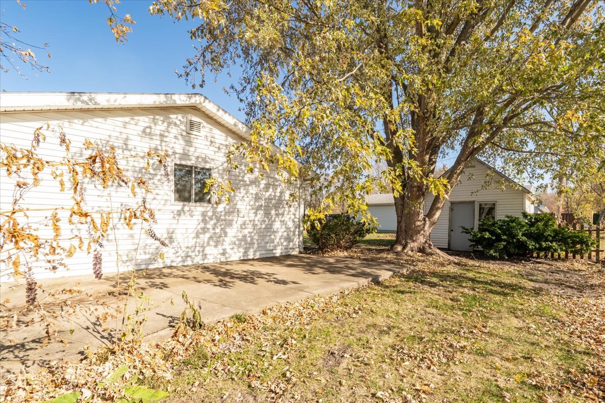 706 W Wall Street, Lexington, IL 61753