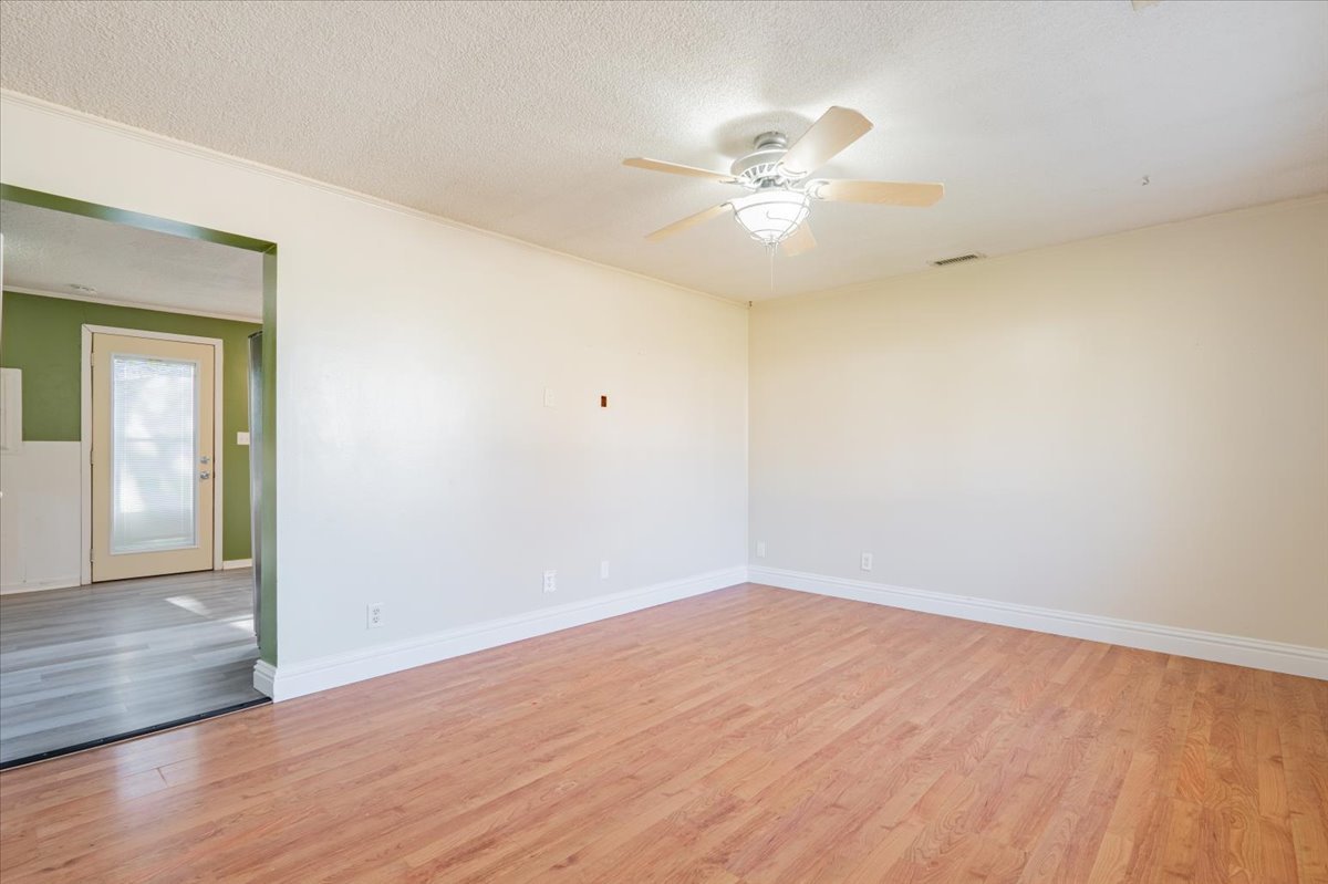 706 W Wall Street, Lexington, IL 61753