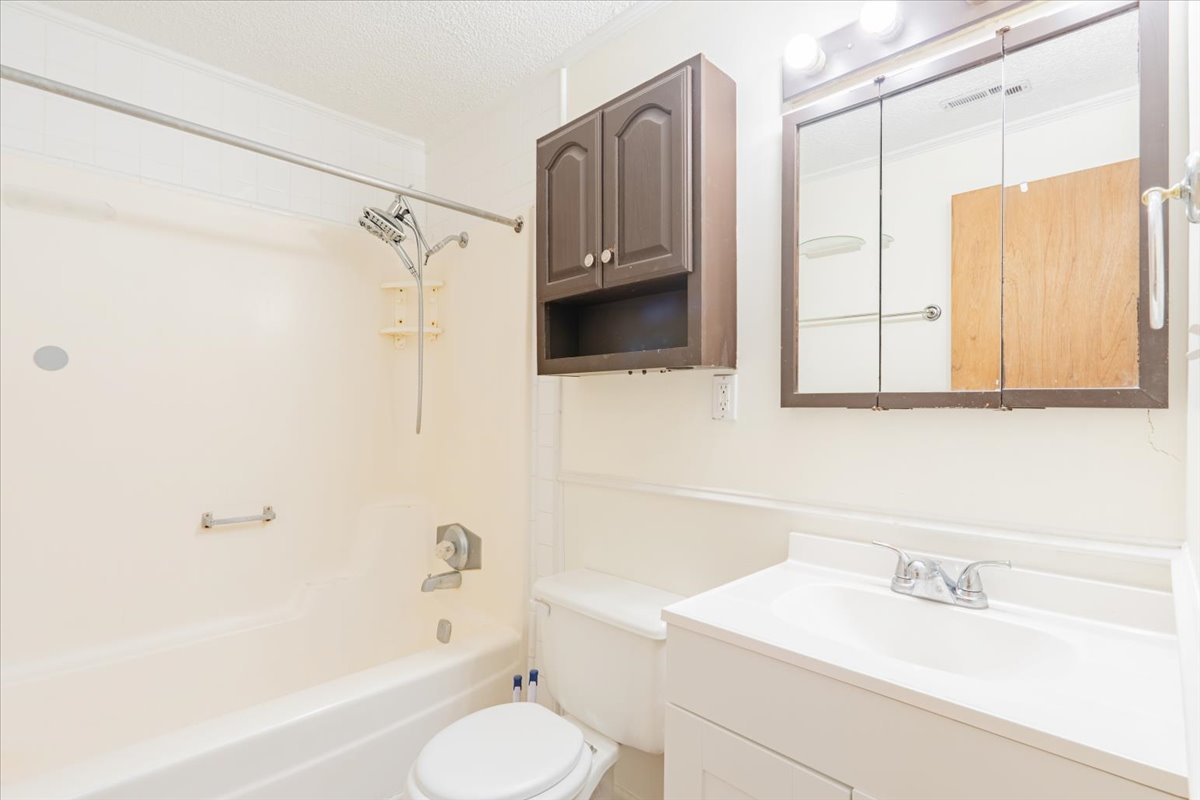 706 W Wall Street, Lexington, IL 61753