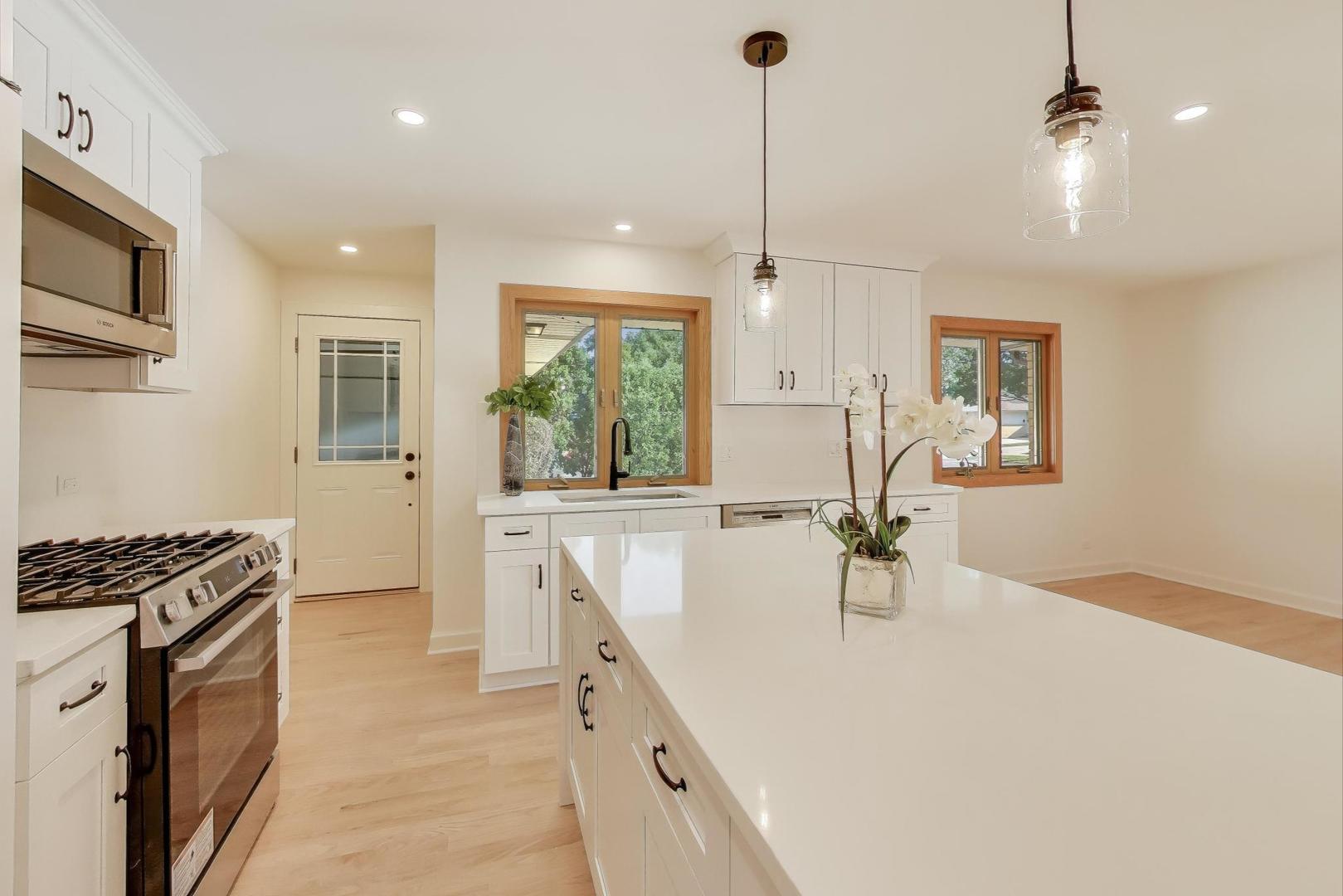 656 Jon Lane, Des Plaines, IL 60016