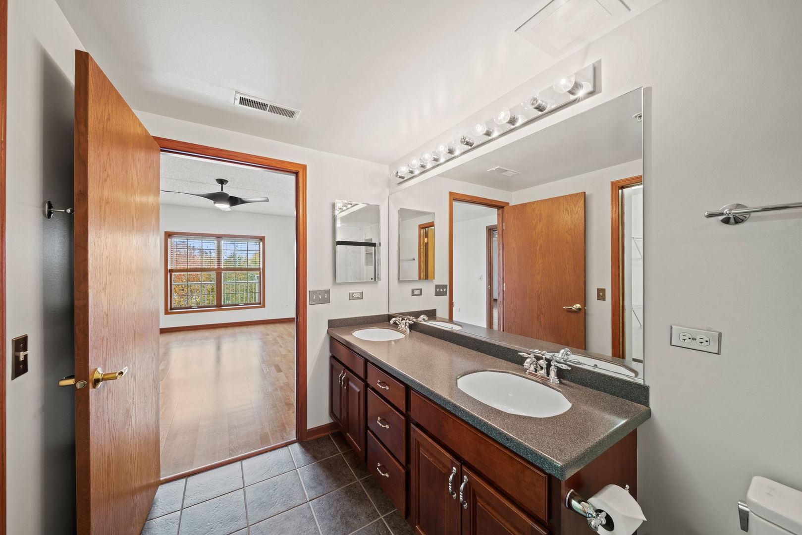 601 W Rand Road #207, Arlington Heights, IL 60004