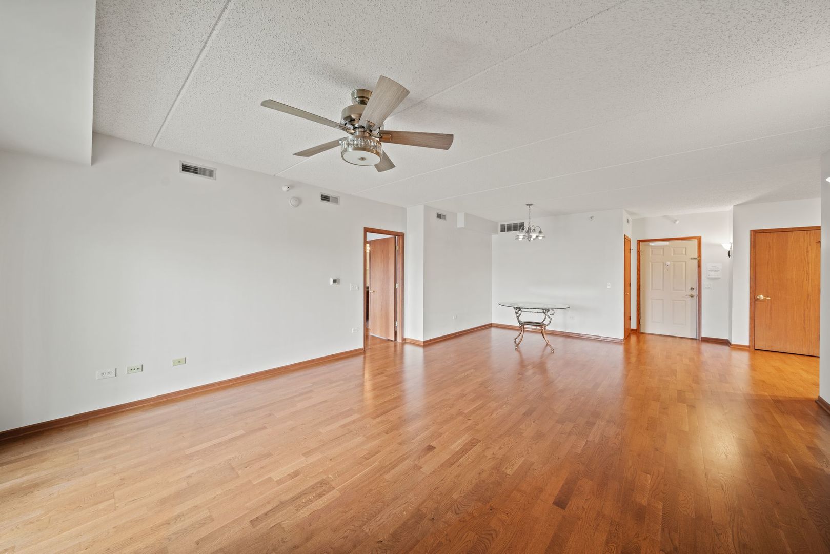 601 W Rand Road #207, Arlington Heights, IL 60004