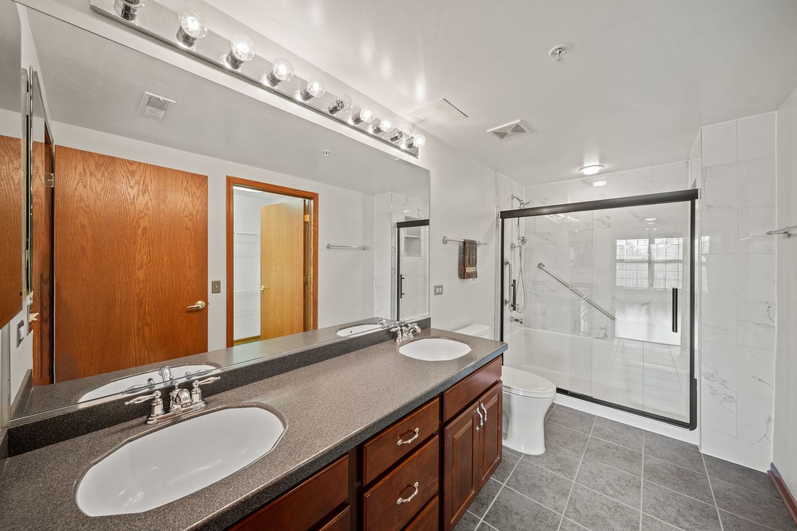 601 W Rand Road #207, Arlington Heights, IL 60004