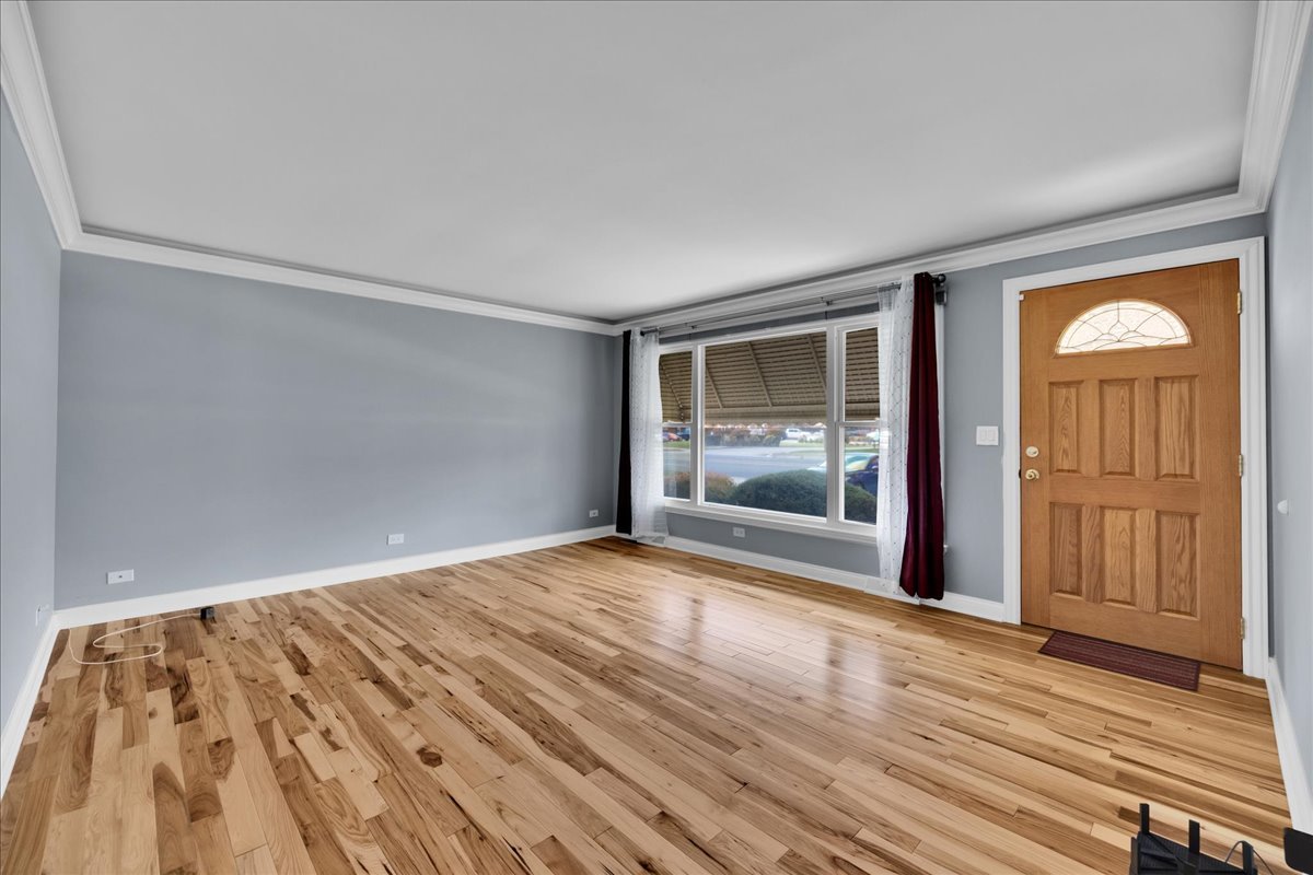 1427 S Busse Road, Mount Prospect, IL 60056