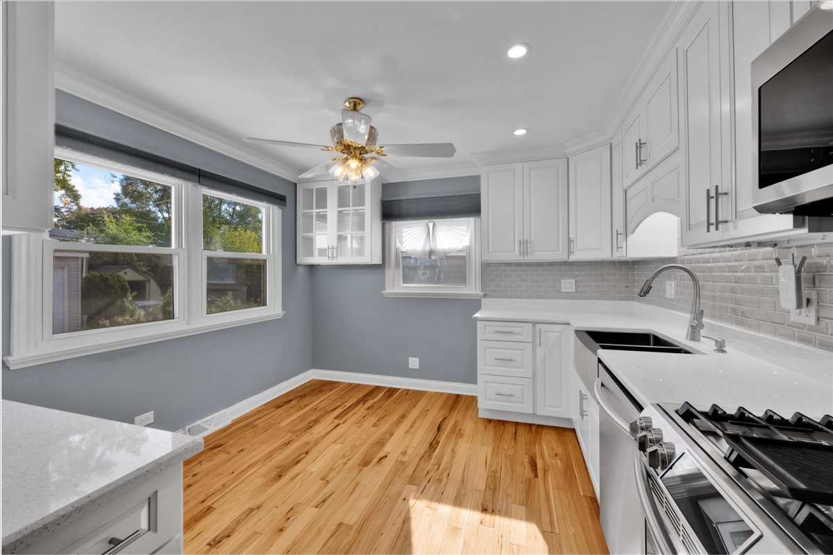 1427 S Busse Road, Mount Prospect, IL 60056