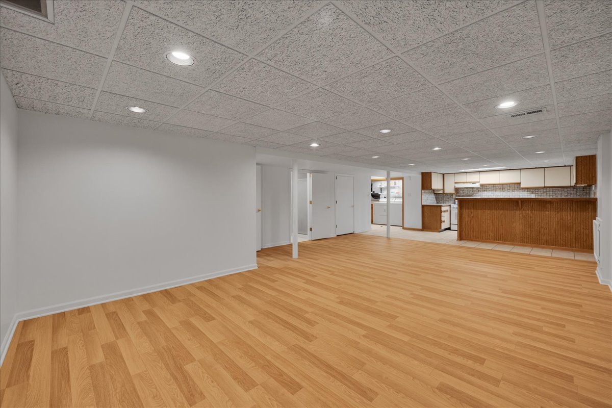 1427 S Busse Road, Mount Prospect, IL 60056