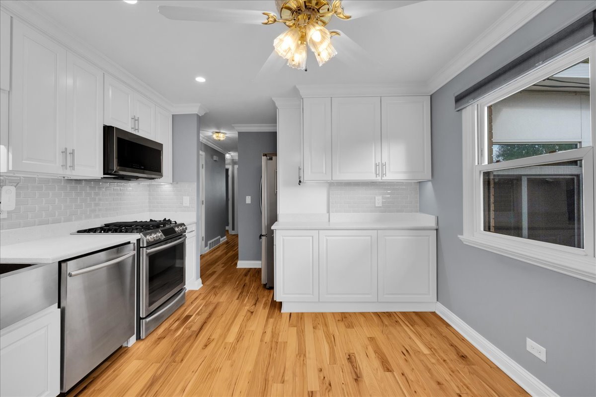 1427 S Busse Road, Mount Prospect, IL 60056