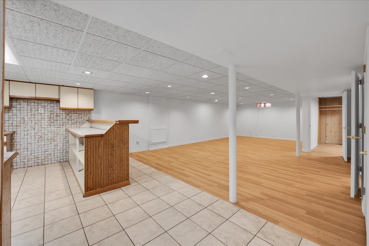 1427 S Busse Road, Mount Prospect, IL 60056