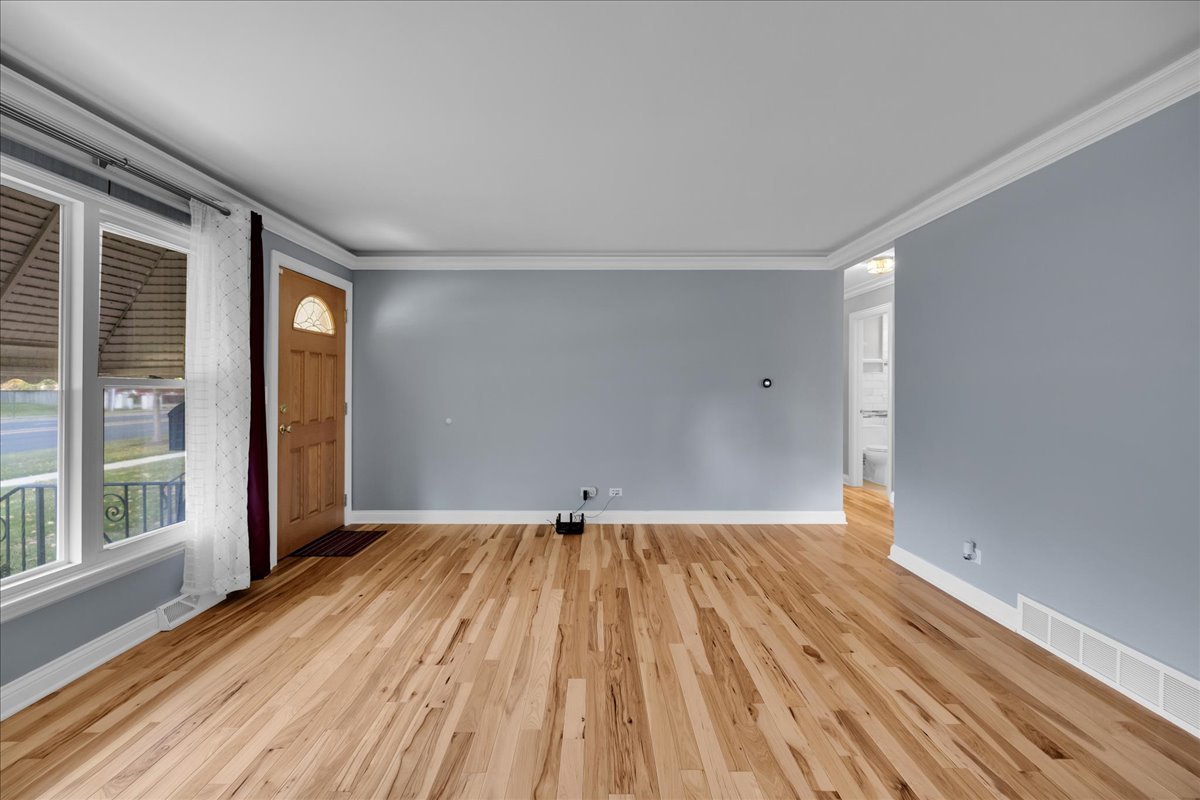 1427 S Busse Road, Mount Prospect, IL 60056