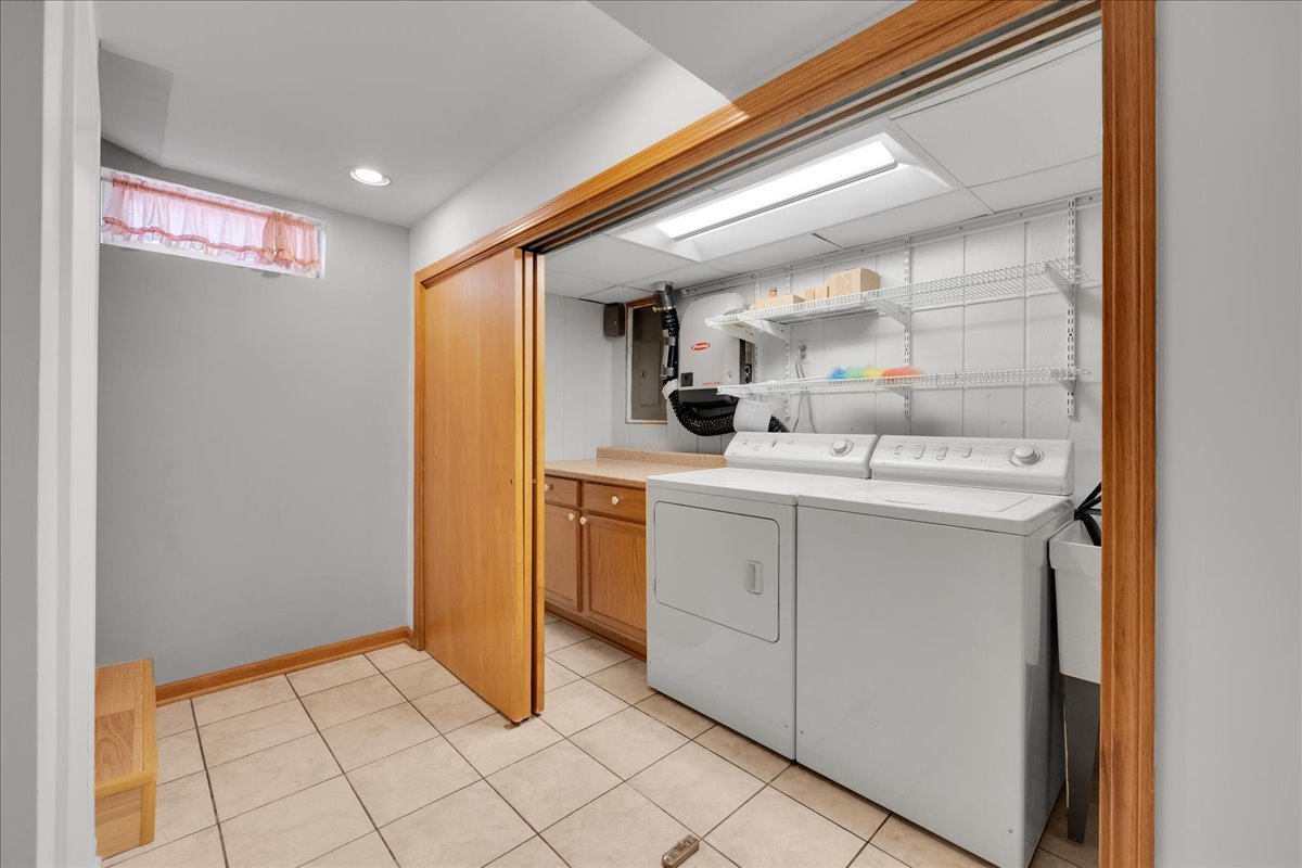 1427 S Busse Road, Mount Prospect, IL 60056