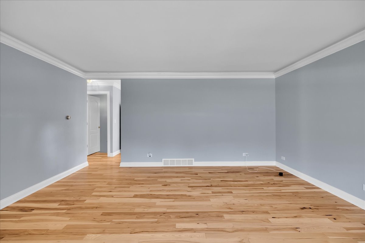 1427 S Busse Road, Mount Prospect, IL 60056