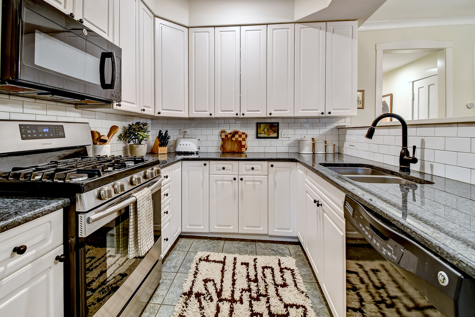 1447 W Warner Avenue #2W, Chicago, IL 60613