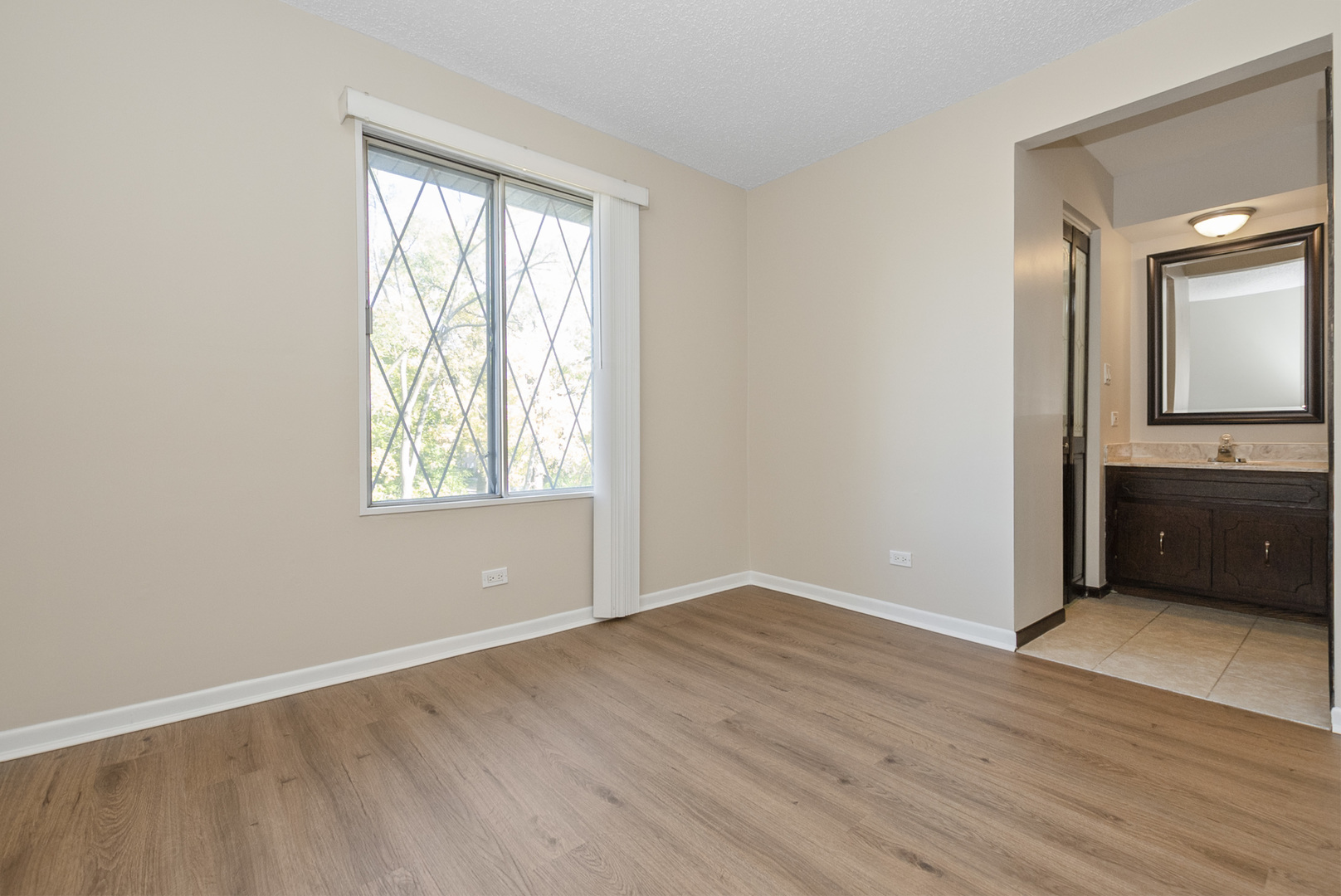 13616 Lamon Avenue #411, Crestwood, IL 60418