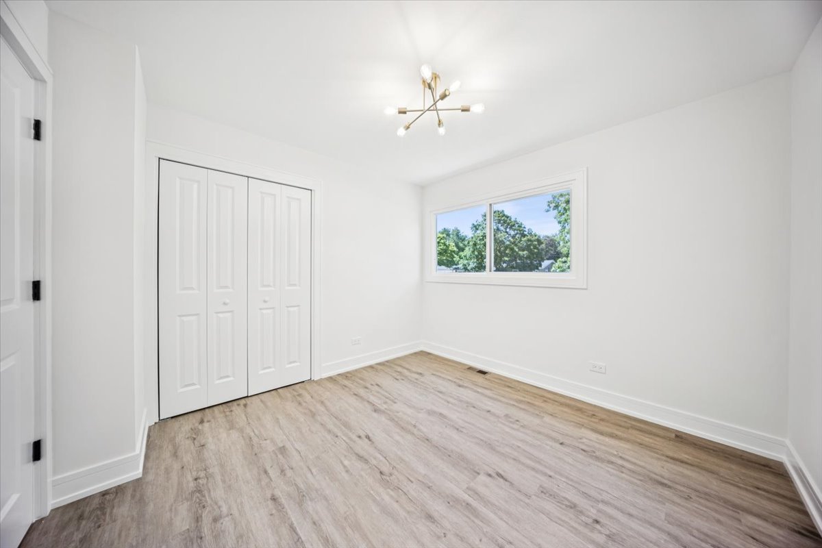 22W633 Burr Oak Drive, Glen Ellyn, IL 60137