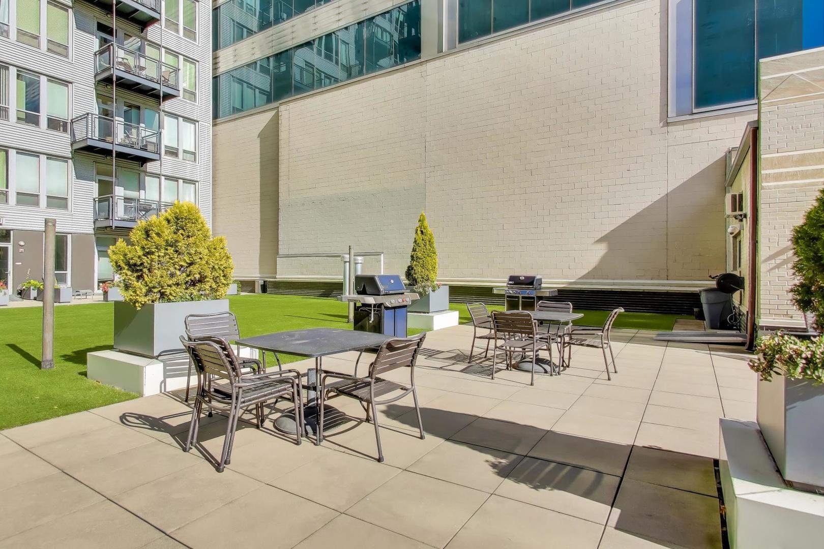 565 W Quincy Street #1603, Chicago, IL 60661