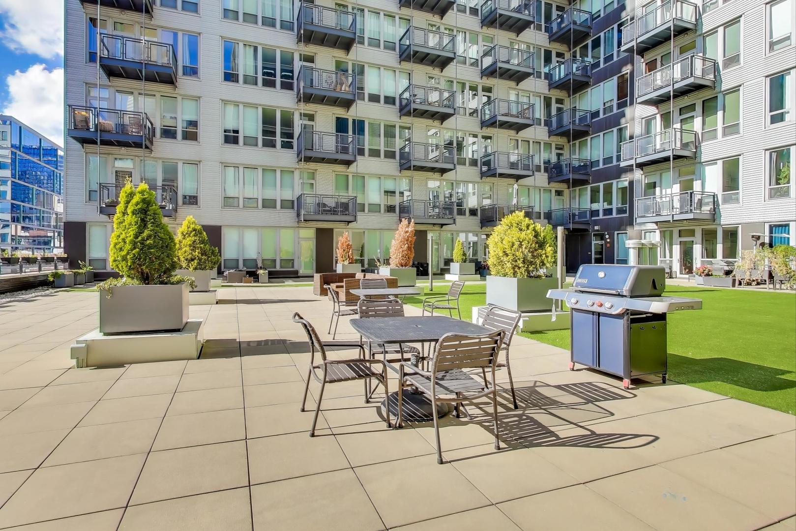 565 W Quincy Street #1603, Chicago, IL 60661