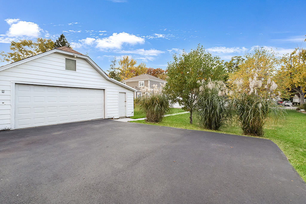 717 Warner Avenue, Lemont, IL 60439