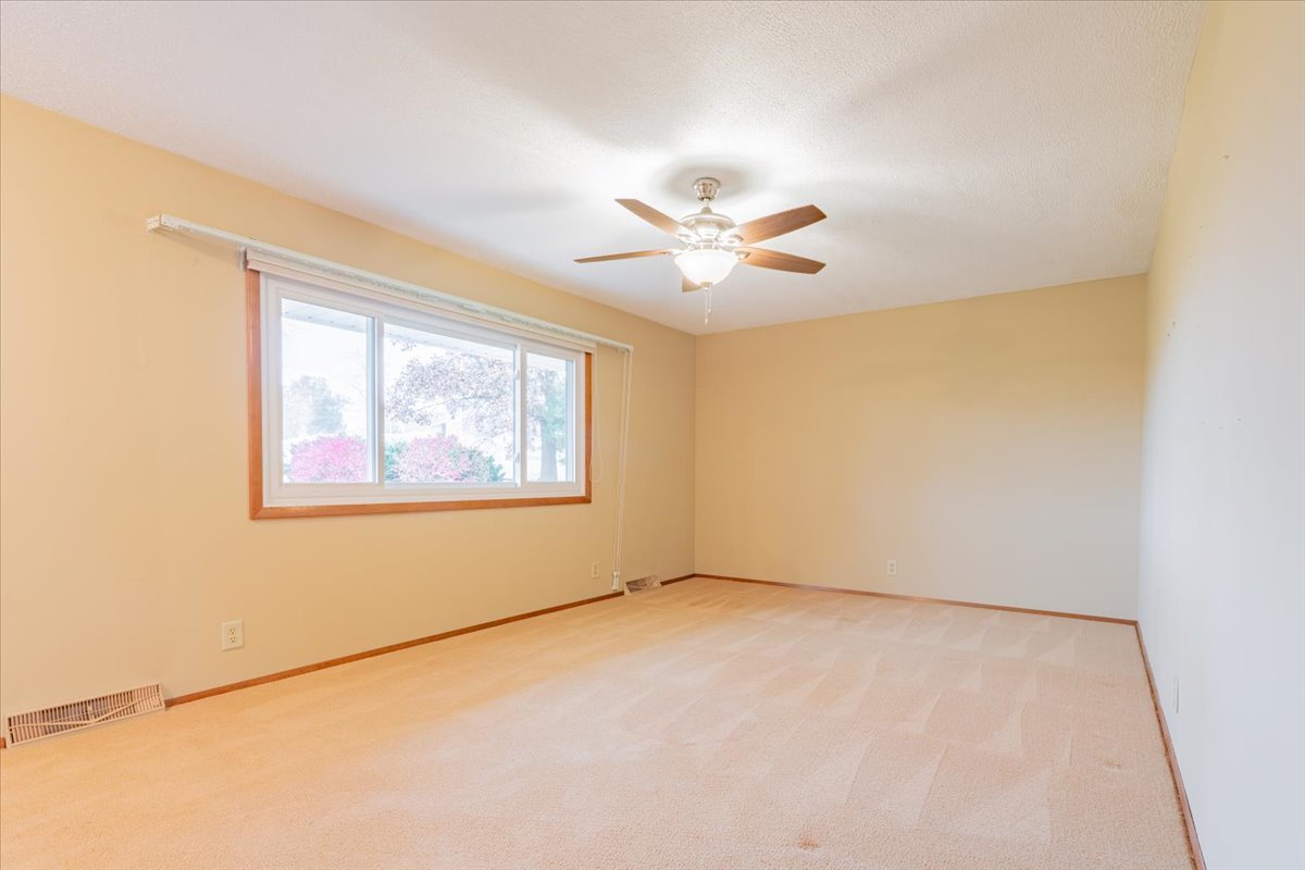 14509 Twin Grove Road, Bloomington, IL 61705