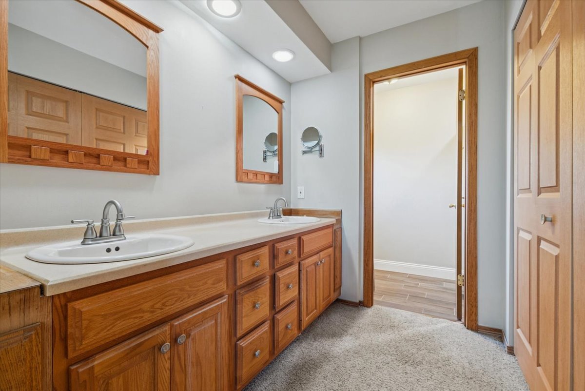 10925 Valley Court, Palos Hills, IL 60465