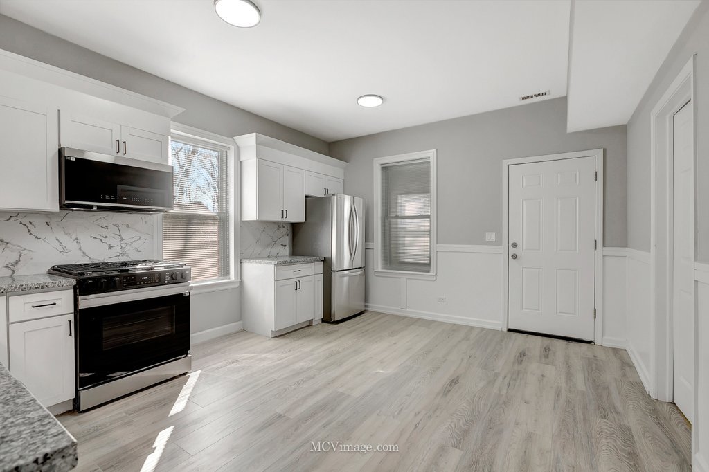 8518 S Marquette Avenue, Chicago, IL 60617