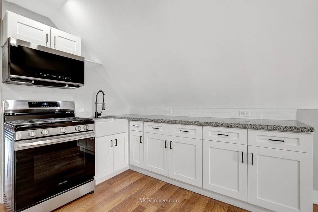 8518 S Marquette Avenue, Chicago, IL 60617