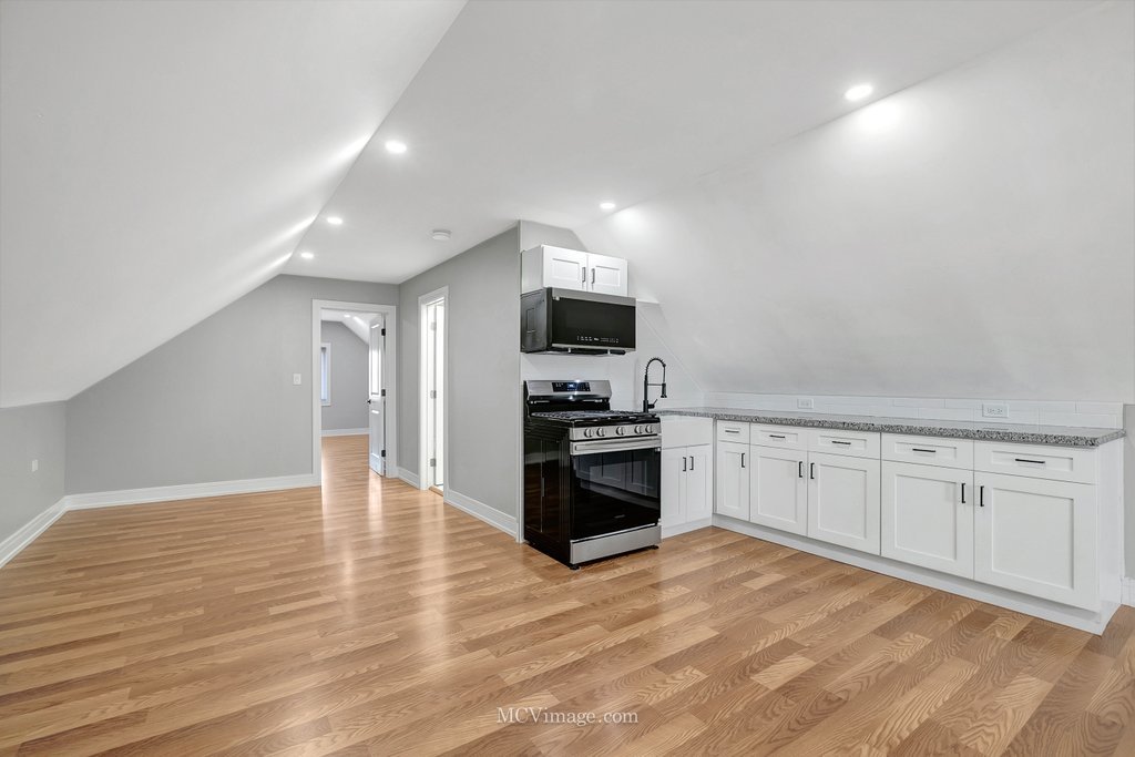 8518 S Marquette Avenue, Chicago, IL 60617