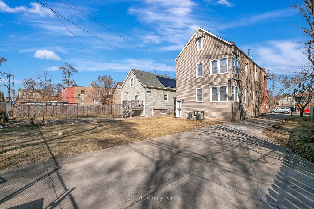 8518 S Marquette Avenue, Chicago, IL 60617