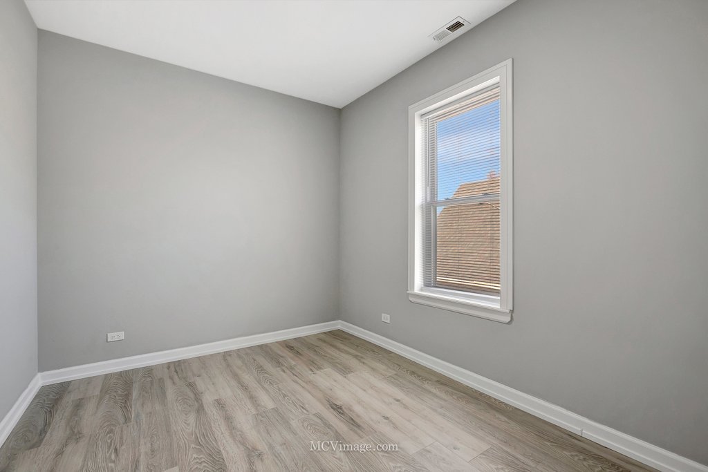 8518 S Marquette Avenue, Chicago, IL 60617