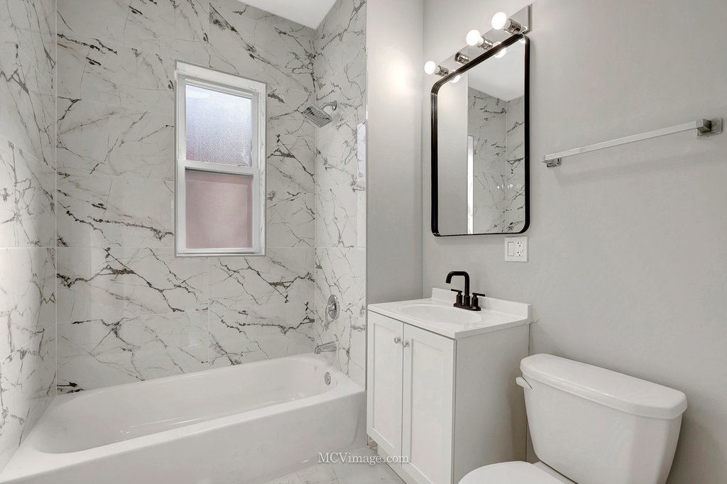 8518 S Marquette Avenue, Chicago, IL 60617