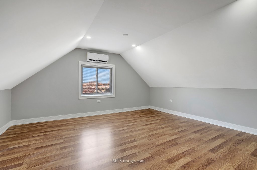 8518 S Marquette Avenue, Chicago, IL 60617