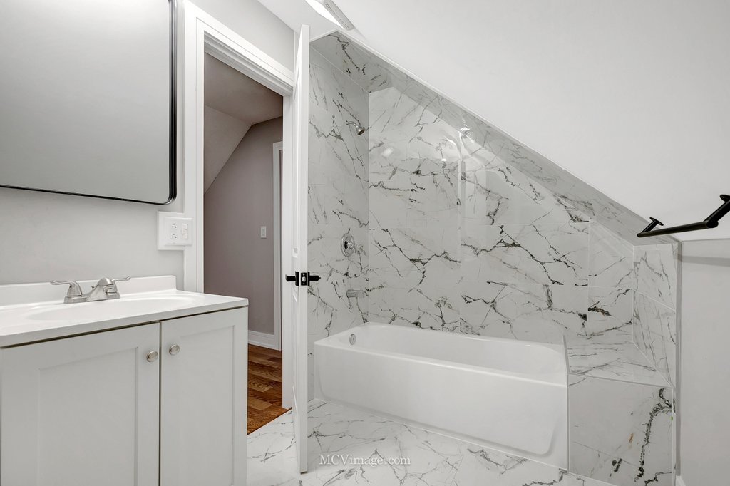 8518 S Marquette Avenue, Chicago, IL 60617