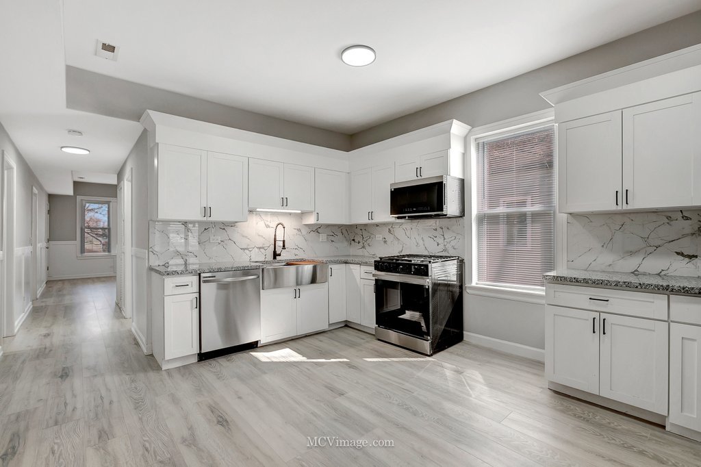 8518 S Marquette Avenue, Chicago, IL 60617