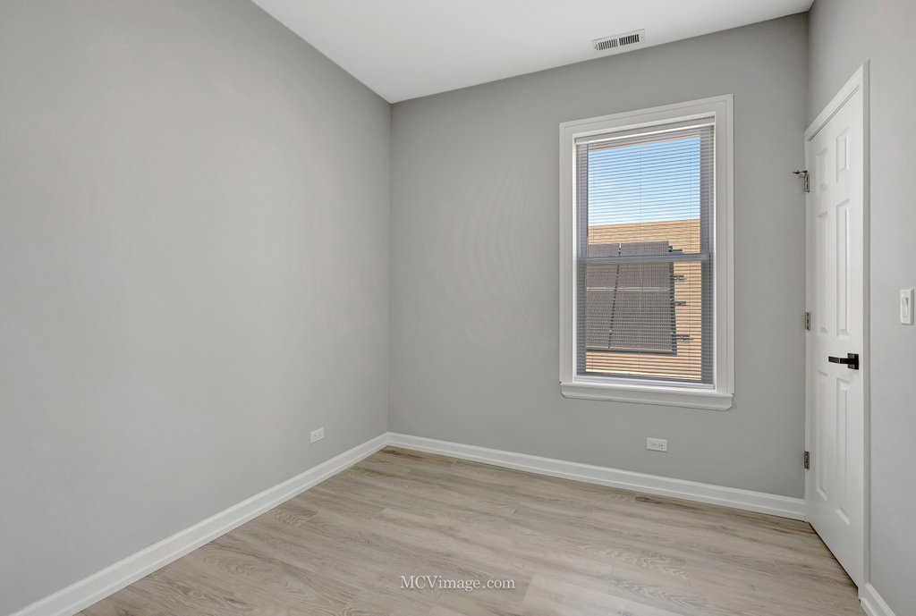 8518 S Marquette Avenue, Chicago, IL 60617