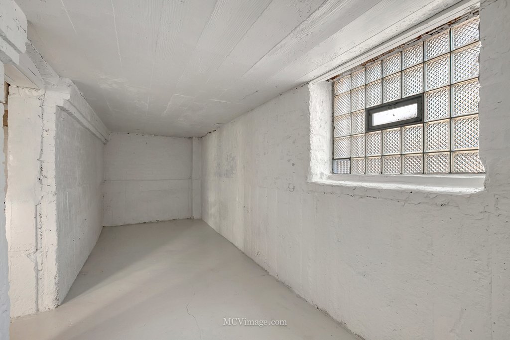 8518 S Marquette Avenue, Chicago, IL 60617