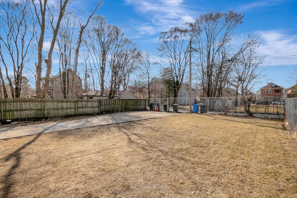 8518 S Marquette Avenue, Chicago, IL 60617