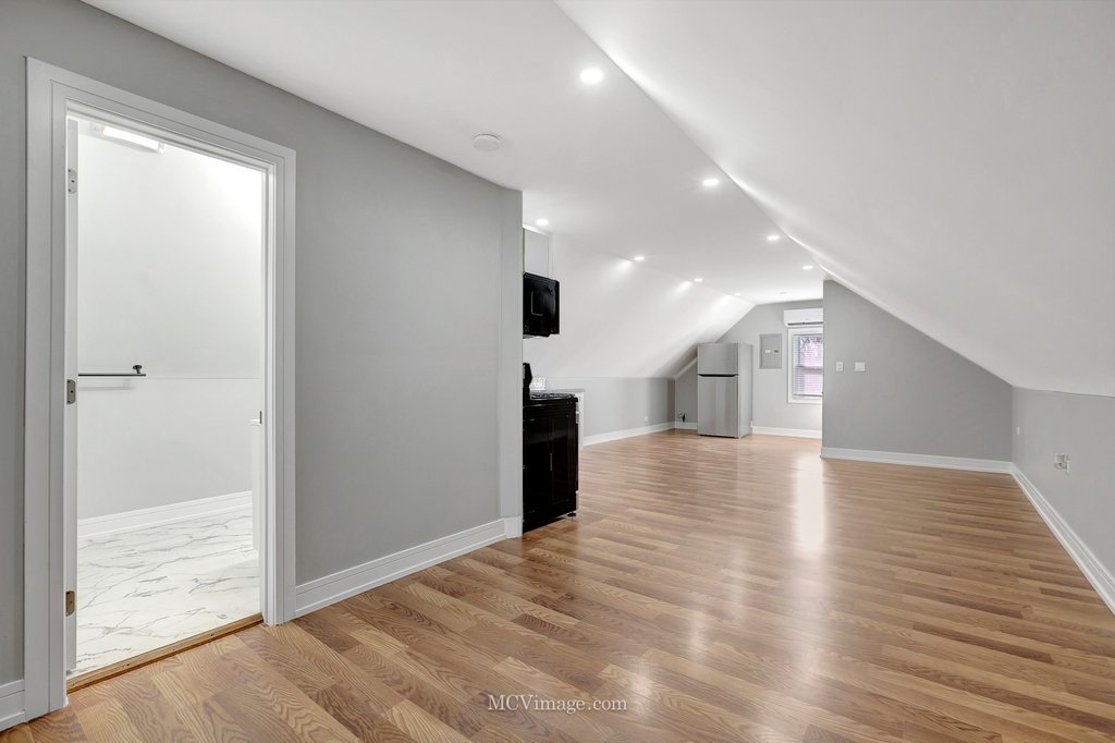 8518 S Marquette Avenue, Chicago, IL 60617