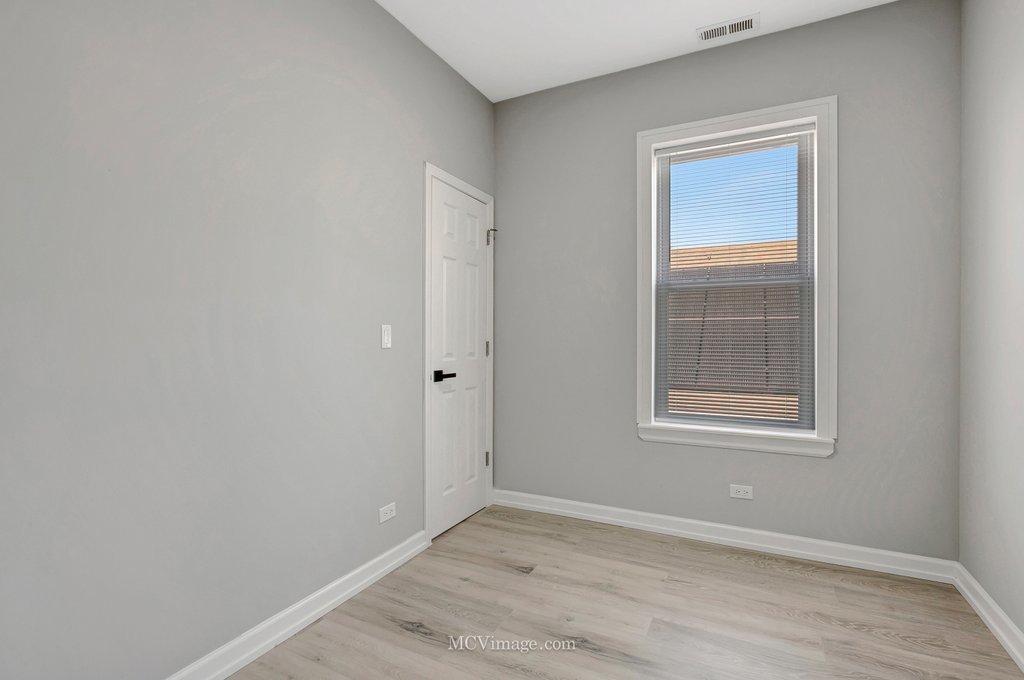 8518 S Marquette Avenue, Chicago, IL 60617