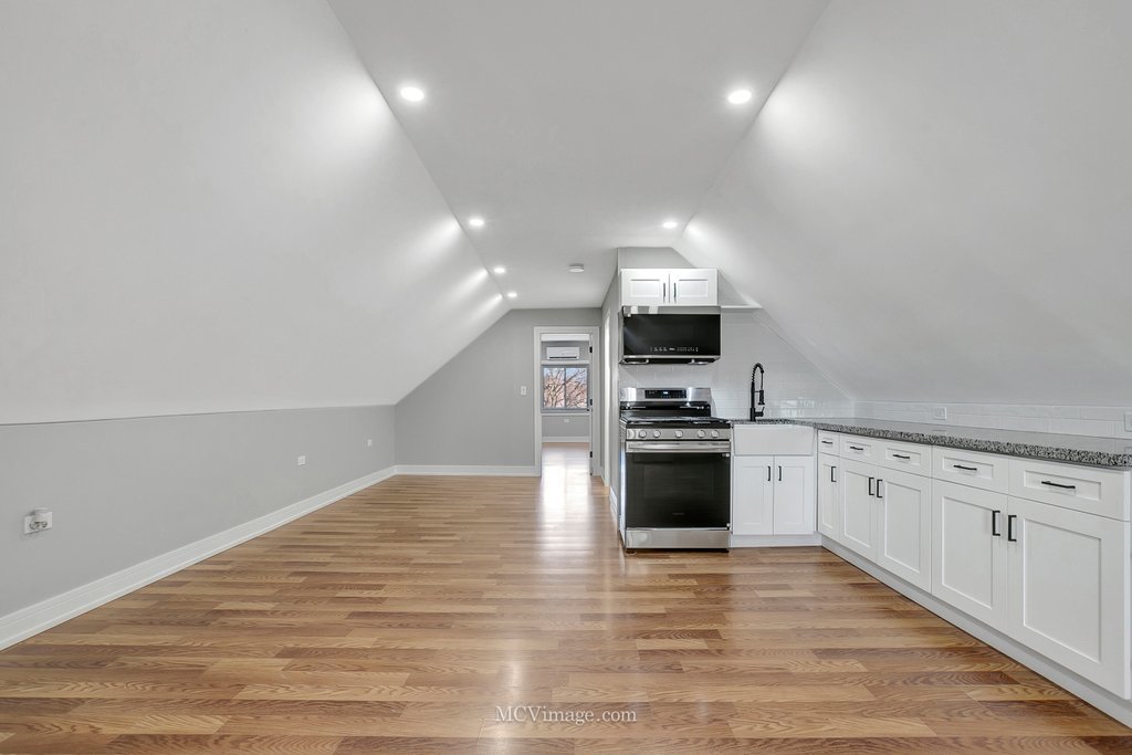 8518 S Marquette Avenue, Chicago, IL 60617