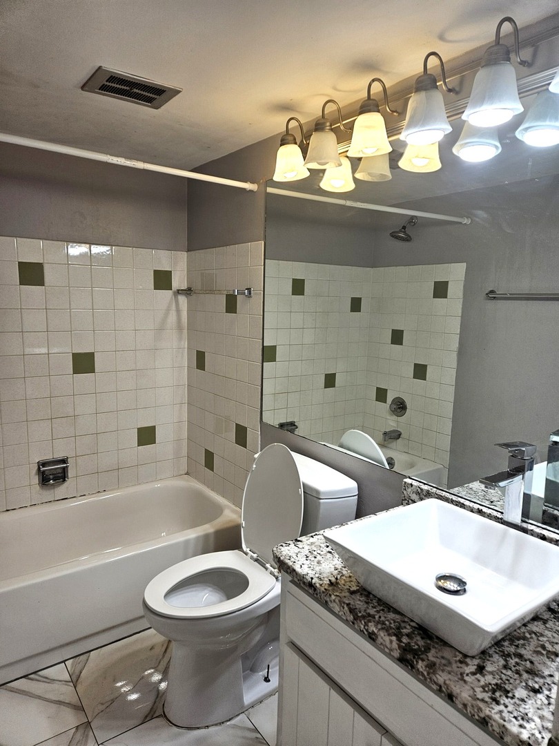 18855 Burnham Avenue #231, Lansing, IL 60438