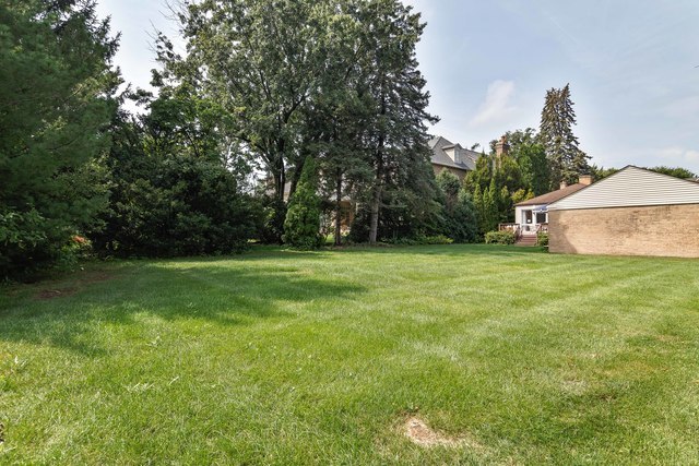 219 Middaugh Road, Clarendon Hills, IL 60514