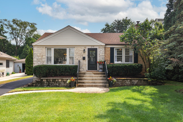 219 Middaugh Road, Clarendon Hills, IL 60514