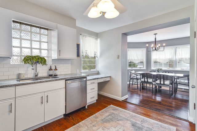 219 Middaugh Road, Clarendon Hills, IL 60514