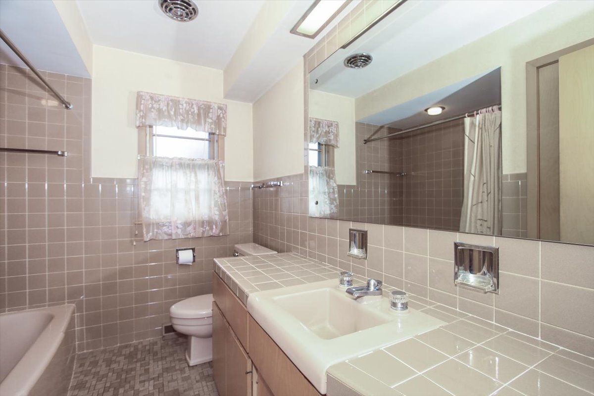 1420 Indian Hill Drive, Schaumburg, IL 60193