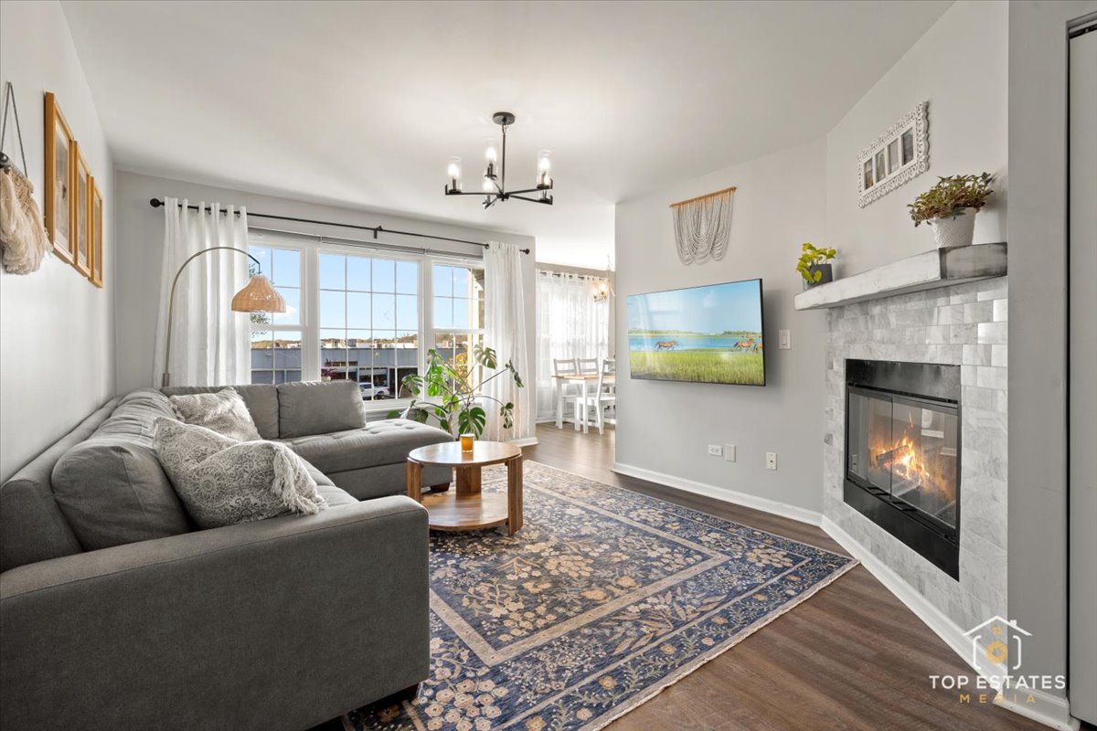 310 Buckingham Circle #B, Elgin, IL 60120