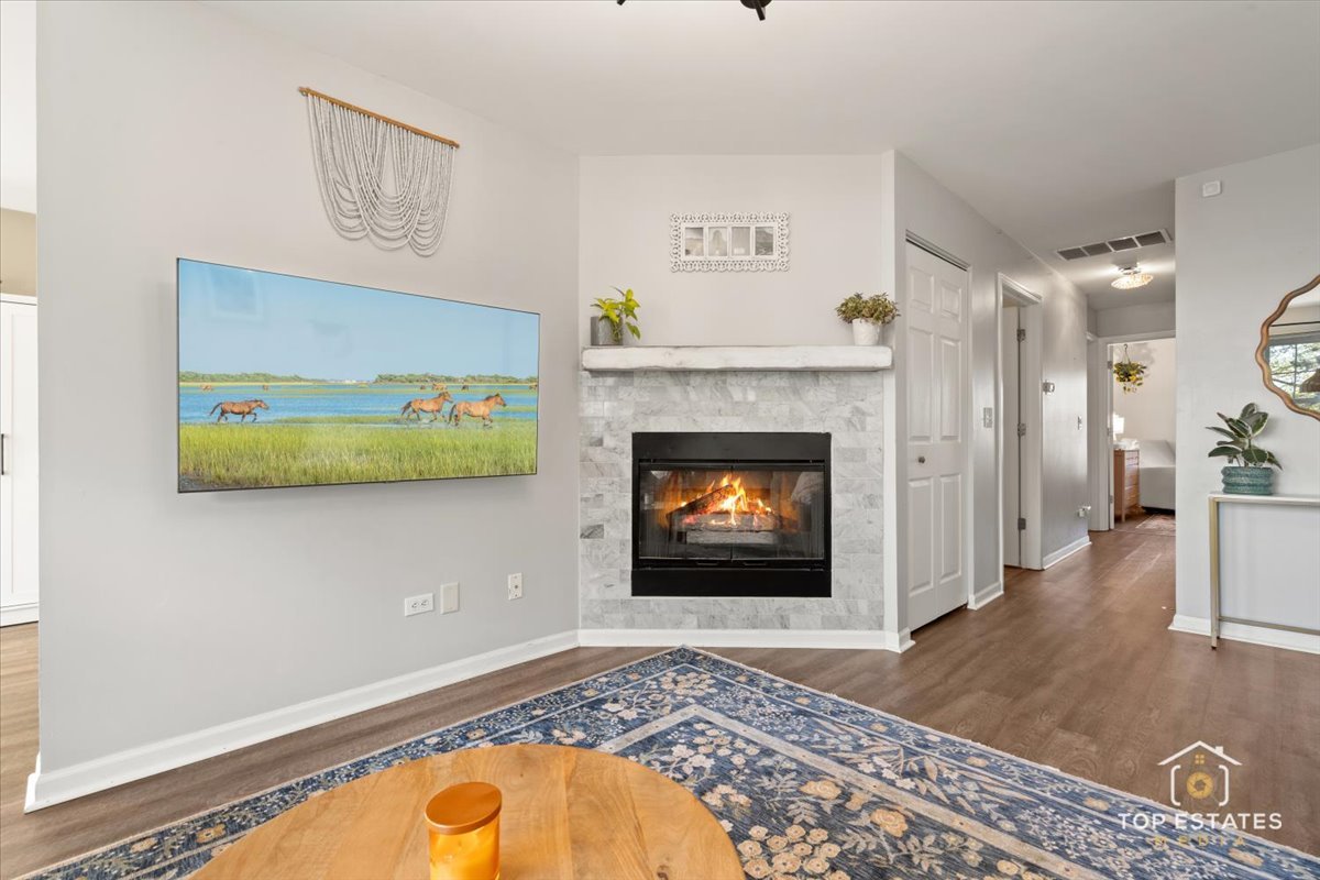 310 Buckingham Circle #B, Elgin, IL 60120